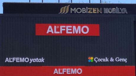 Fuarlar, iş dünyasının önemli bir parçası olarak, şirketlerin ürünlerini tanıttığı, işbirlikleri kurduğu ve sektördeki yenilikleri takip ettiği kritik etkinliklerdir.